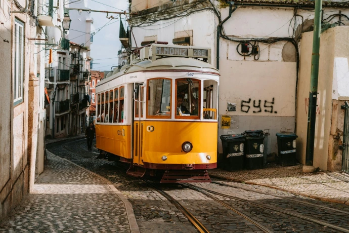 un tramway jaune dans une rue de Lisbone